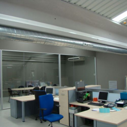 Imagen de oficina con tubos de aire acondicionado