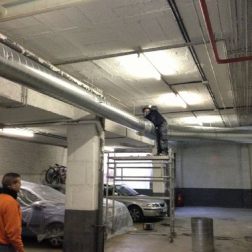 Imagen de garaje con tubos de ventilación en techo
