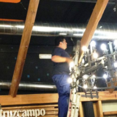 Imagen de tubos de aire acondicionado en techo con operario