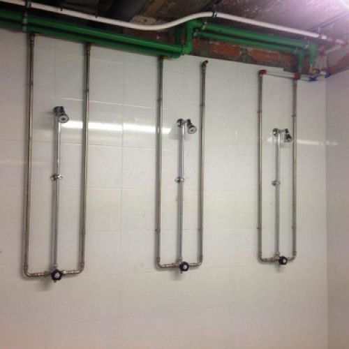 Imagen de tubos de fontanería en pared