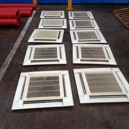 Imagen de rejillas de aire acondicionado apoyadas en el suelo