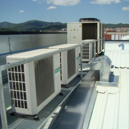 Imagen de aparatos de aire acondicionado en tejado comunitario
