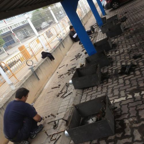 Operarios manipulando fan coils