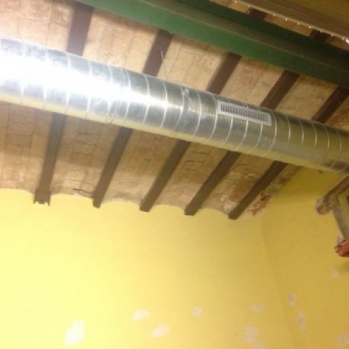 Imagen de tubos de aire acondicionado en techo