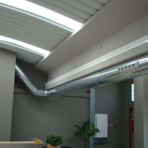 Imagen de tubos de aire acondicionado en local