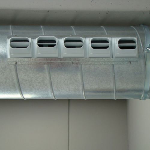 Imagen de aparato de aire acondicionado en pared de local