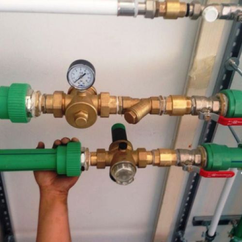 Imagen de tubos de fontanería en techo