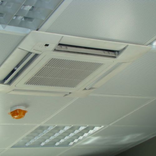 Imagen de aparato de aire acondicionado en techo de local