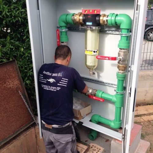 Imagen de operario manipulando tubos de fontanería en caja