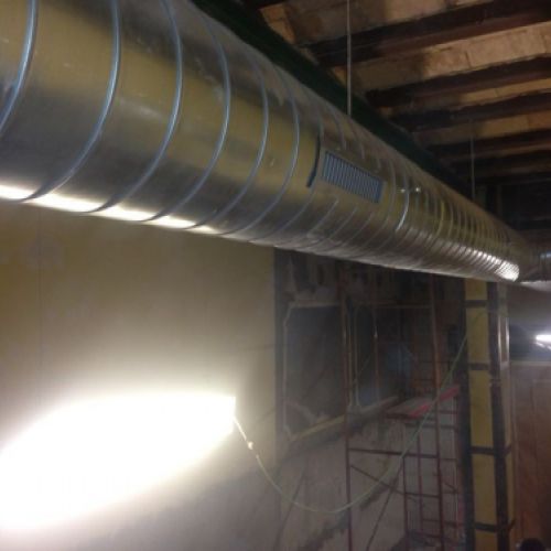 Imagen de tubos de aire acondicionado en techo