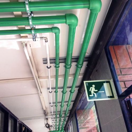 Imagen de tubos de fontanería de color verde