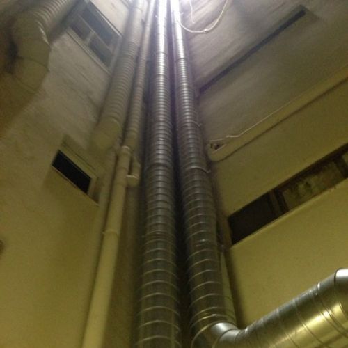 Imagen de patio interior de viviendas con tubos de ventilación